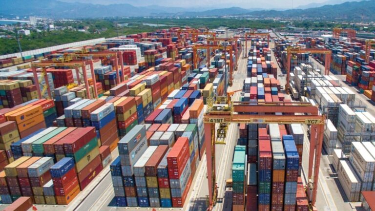 Ilustración editorial de análisis económico sobre aranceles a productos asiáticos y su impacto en la industria mexicana