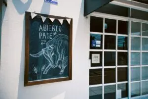 Persona trabajando en un micronegocio en Querétaro, representando el 45% del empleo en el estado