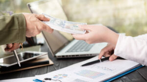 Representación editorial de procesos financieros que ilustran la implementación de la NIIF para las PYMES en empresas.