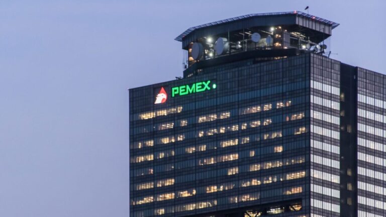 Pemex enfrenta crisis financiera y altos niveles de deuda pese a rescates del gobierno mexicano