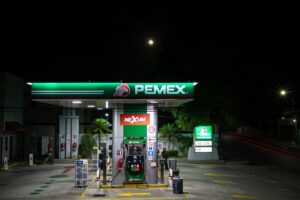 Vista aérea de instalaciones petroleras mexicanas, en contexto de deuda de Pemex y producción energética estancada