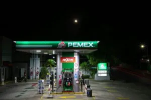 Vista aérea de instalaciones petroleras mexicanas, en contexto de deuda de Pemex y producción energética estancada