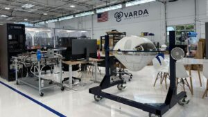 Cápsula de Varda en proceso de manufactura espacial con infraestructura orbital avanzada