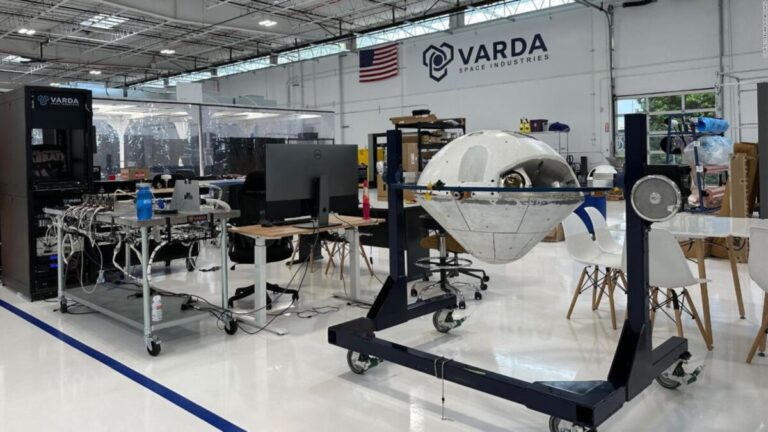 Cápsula de Varda en proceso de manufactura espacial con infraestructura orbital avanzada