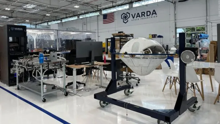 Cápsula de Varda en proceso de manufactura espacial con infraestructura orbital avanzada
