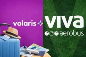 Imagen editorial de aviones de Volaris y Viva Aerobus en un aeropuerto, simbolizando el nuevo grupo de aerolíneas mexicanas