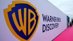 Warner Bros. Discovery analiza oferta de Paramount mientras avanza acuerdo estratégico con Netflix