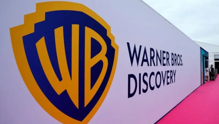 Warner Bros. Discovery analiza oferta de Paramount mientras avanza acuerdo estratégico con Netflix