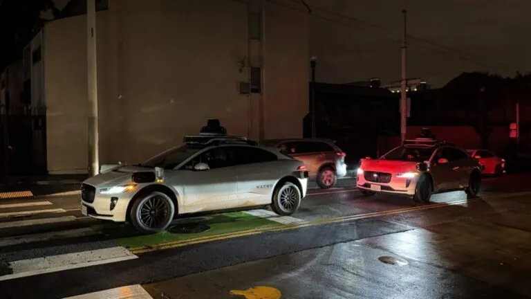 Robotaxis de Waymo detenidos y reanudando operaciones en San Francisco tras un apagón eléctrico