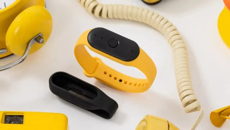 Bee wearable con inteligencia artificial se integra al ecosistema de Amazon para ampliar la experiencia de IA personal fuera del hogar