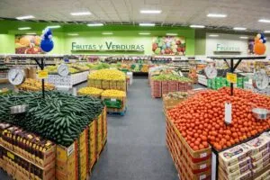 Frutas y verduras exhibidas en supermercado Chedraui con productos de proveedores locales