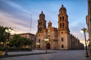 Calles cerradas y locales vacíos en el Centro Histórico de San Luis Potosí por obras viales