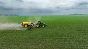 Campo agrícola inactivo en invierno que refleja la baja demanda de fertilizantes en América del Norte