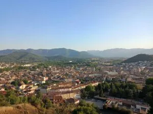 Vista panorámica de un pequeño municipio en Cataluña con viviendas asequibles, destacando precios bajos del mercado inmobiliario