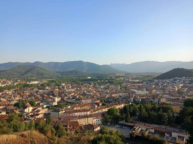 Vista panorámica de un pequeño municipio en Cataluña con viviendas asequibles, destacando precios bajos del mercado inmobiliario