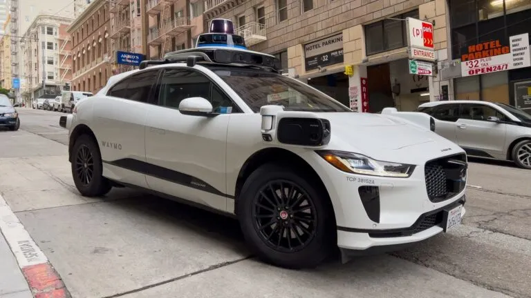 Robotaxis avanzan en Nueva York bajo nueva regulación estatal con exclusión de la ciudad de Nueva York