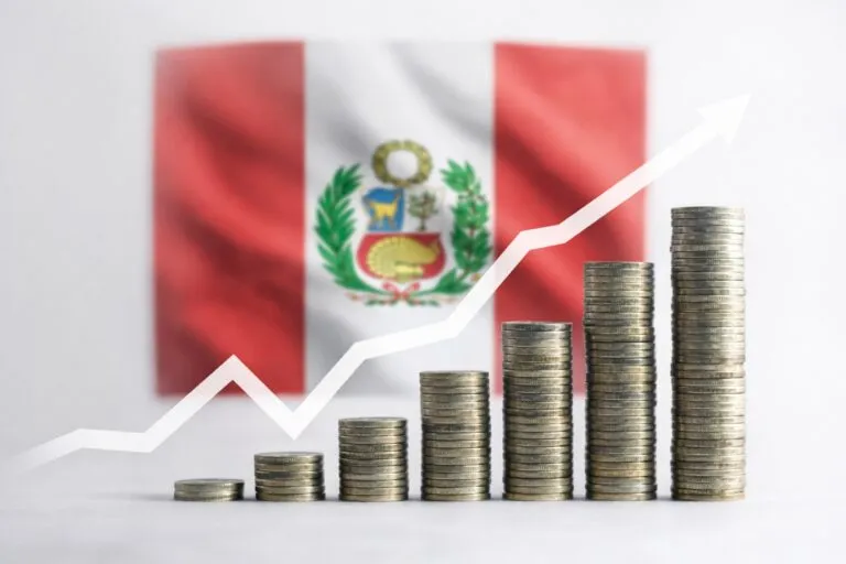 Gráfico ascendente y símbolos fiscales reflejan el crecimiento de la recaudación tributaria en Perú en 2025