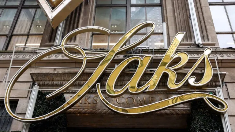 Bancarrota de Saks por deuda elevada, problemas de inventario y tensiones con proveedores en Estados Unidos