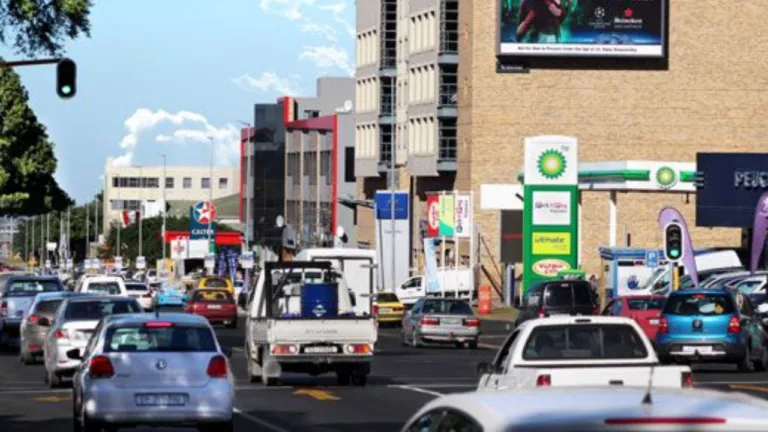 Tractor Outdoor impulsa la publicidad exterior con pantallas digitales y medición de audiencia en zonas urbanas