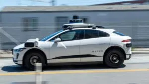 Waymo enfrenta investigación del NTSB por maniobras ilegales cerca de autobuses escolares en Estados Unidos