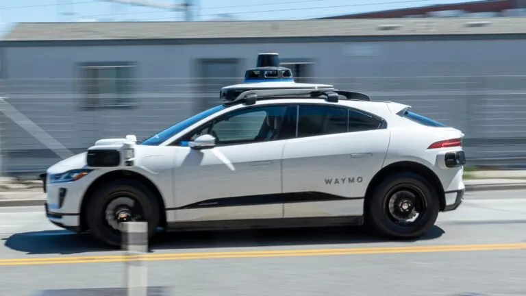 Waymo enfrenta investigación del NTSB por maniobras ilegales cerca de autobuses escolares en Estados Unidos