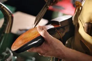 Maestro zapatero guanajuatense elabora calzado artesanal de alta gama para exportación internacional desde León