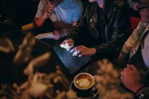 Grupo de amigos en admin night trabajando en laptops durante reunión productiva que gana popularidad en Estados Unidos en 2026 actual