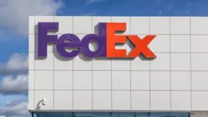 Advent compra InPost junto a FedEx para expandir red de comercio electrónico en Europa con taquillas automatizadas