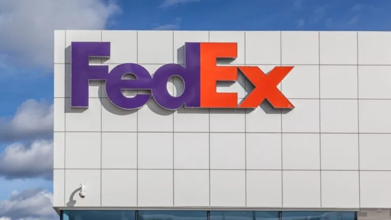Advent compra InPost junto a FedEx para expandir red de comercio electrónico en Europa con taquillas automatizadas