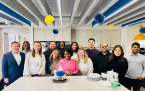 Bill Harris trabajando en oficina moderna con tarjetas físicas y método power hours para productividad ejecutiva en 2026