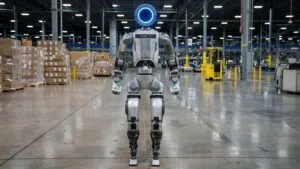 Robot humanoide Atlas de Boston Dynamics operando en fábrica industrial con integración de IA de Google DeepMind en Estados Unidos