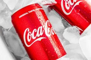 Coca-Cola ajusta estrategia comercial tras alza del IEPS en México con nuevas promociones y productos locales