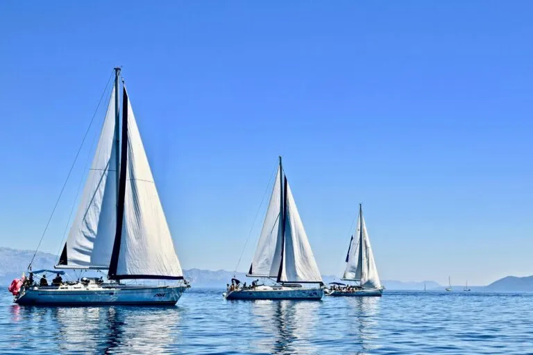 Equipo de vela Cigarrán Sailing Team compitiendo en regata de match race en Antibes con barcos de alta competición