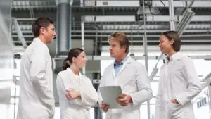 Investigadores en laboratorio analizando métricas y planificación estratégica como parte de la gestión de laboratorios moderna en 2026