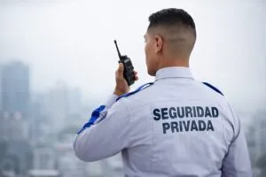 imagen de un guardia de seguridad privada con equipo profesional, ilustrando temas de seguridad privada y regulación
