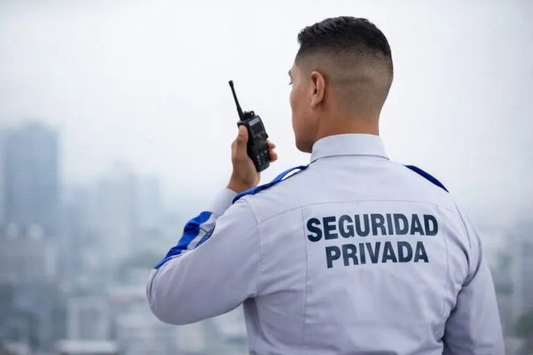 imagen de un guardia de seguridad privada con equipo profesional, ilustrando temas de seguridad privada y regulación