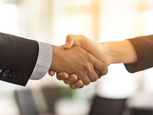 Equipo de empresa familiar en reunión estratégica mostrando cómo su identidad y relaciones multigeneracionales generan ventaja competitiva