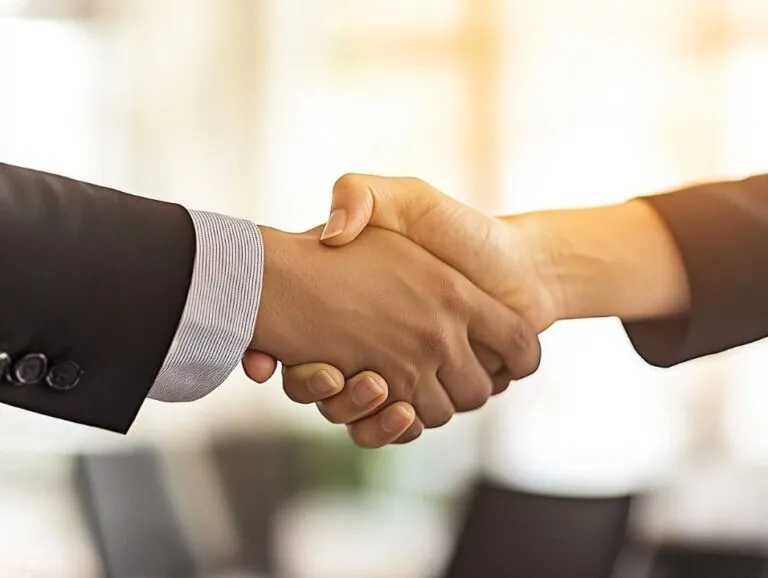 Equipo de empresa familiar en reunión estratégica mostrando cómo su identidad y relaciones multigeneracionales generan ventaja competitiva