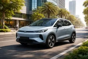 Auto eléctrico Geely EX2 circulando por una ciudad mexicana como parte de su lanzamiento comercial en el país