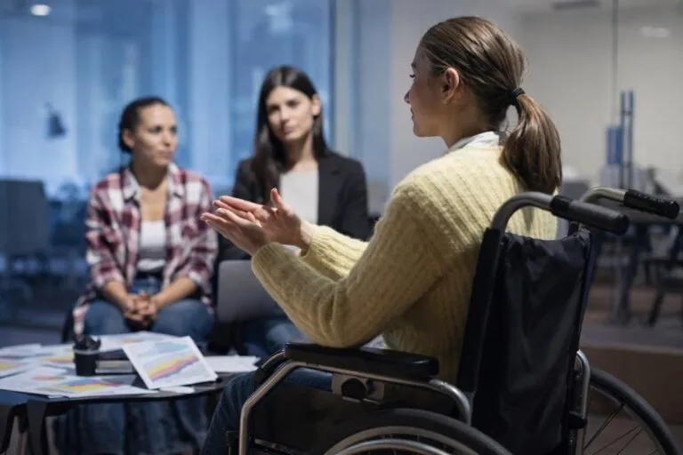 empleados diversos en ambiente laboral accesible con la plataforma digital de evaluación de inclusión laboral