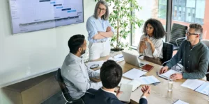 Escena de líderes empresariales en reunión estratégica que refleja liderazgo eficaz y fortalecimiento de cultura organizacional en 2026