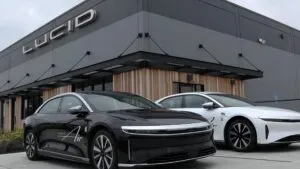 Planta de Lucid Motors en Arizona con SUV Gravity en línea de ensamblaje durante aumento de producción en 2025