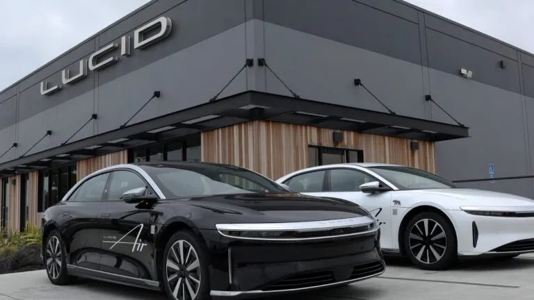 Planta de Lucid Motors en Arizona con SUV Gravity en línea de ensamblaje durante aumento de producción en 2025
