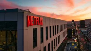 Netflix acuerda compra de Warner Bros por 82.7 mil millones de dólares en operación histórica del sector streaming