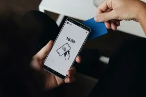 Trabajador peruano eligiendo billetera digital para recibir su salario según nueva normativa laboral