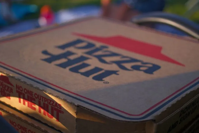 Fachada Pizza Hut con logo rojo reflejando noticia sobre cierre de 250 locales en Estados Unidos