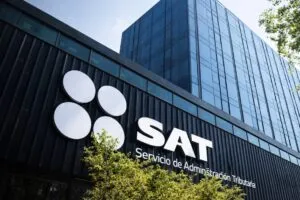Oficinas del SAT con empresarios presentando declaración anual conforme a obligaciones fiscales en México