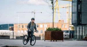 Ejecutivo fintech utilizando tarjetas físicas y bloques de concentración power hours en oficina moderna durante 2026