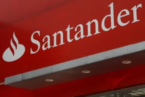 Agricultores y maquinaria moderna en Castilla y León que representan la inversión de Santander en el sector agroalimentario regional