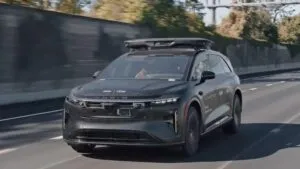 Uber lanza división autónoma para operar robotaxis y flotas sin conductor a nivel global